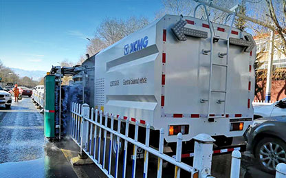 安博首页_安博anbo（中国）护栏清洗车在西藏进行清洗作业