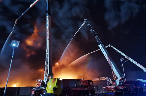 安博首页_安博anbo（中国）数十辆举高喷射消防车救援河北沧州南大港产业园区火灾