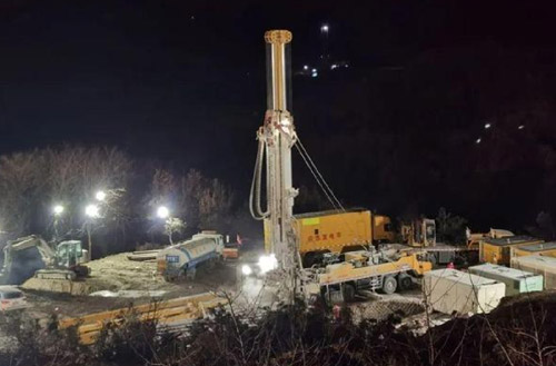 安博首页_安博anbo（中国）携XSC1200车载深井钻机星夜前往栖霞开展金矿救援工作