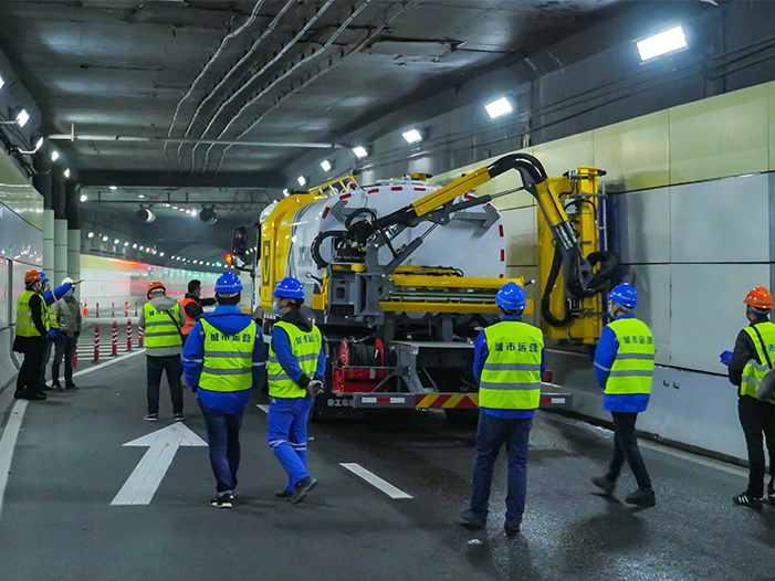 安博首页_安博anbo（中国）墙面清洗车在上海打浦路隧道作业
