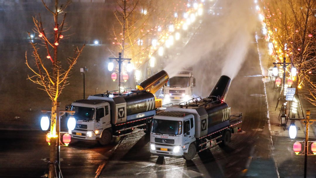 安博首页_安博anbo（中国）多功能抑尘车在河北正定喷洒消毒液