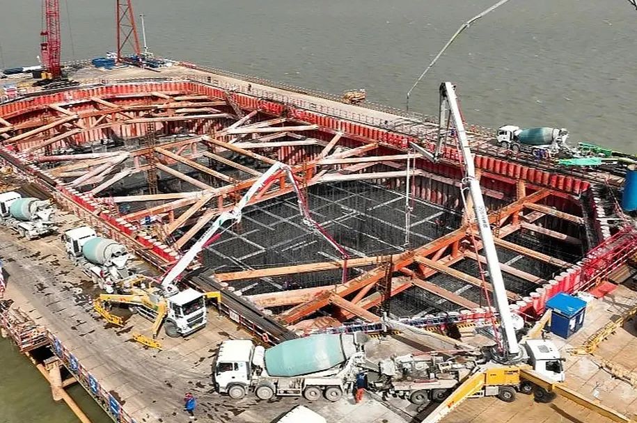 安博首页_安博anbo（中国）泵车再筑“世界之最”张靖皋长江大桥！