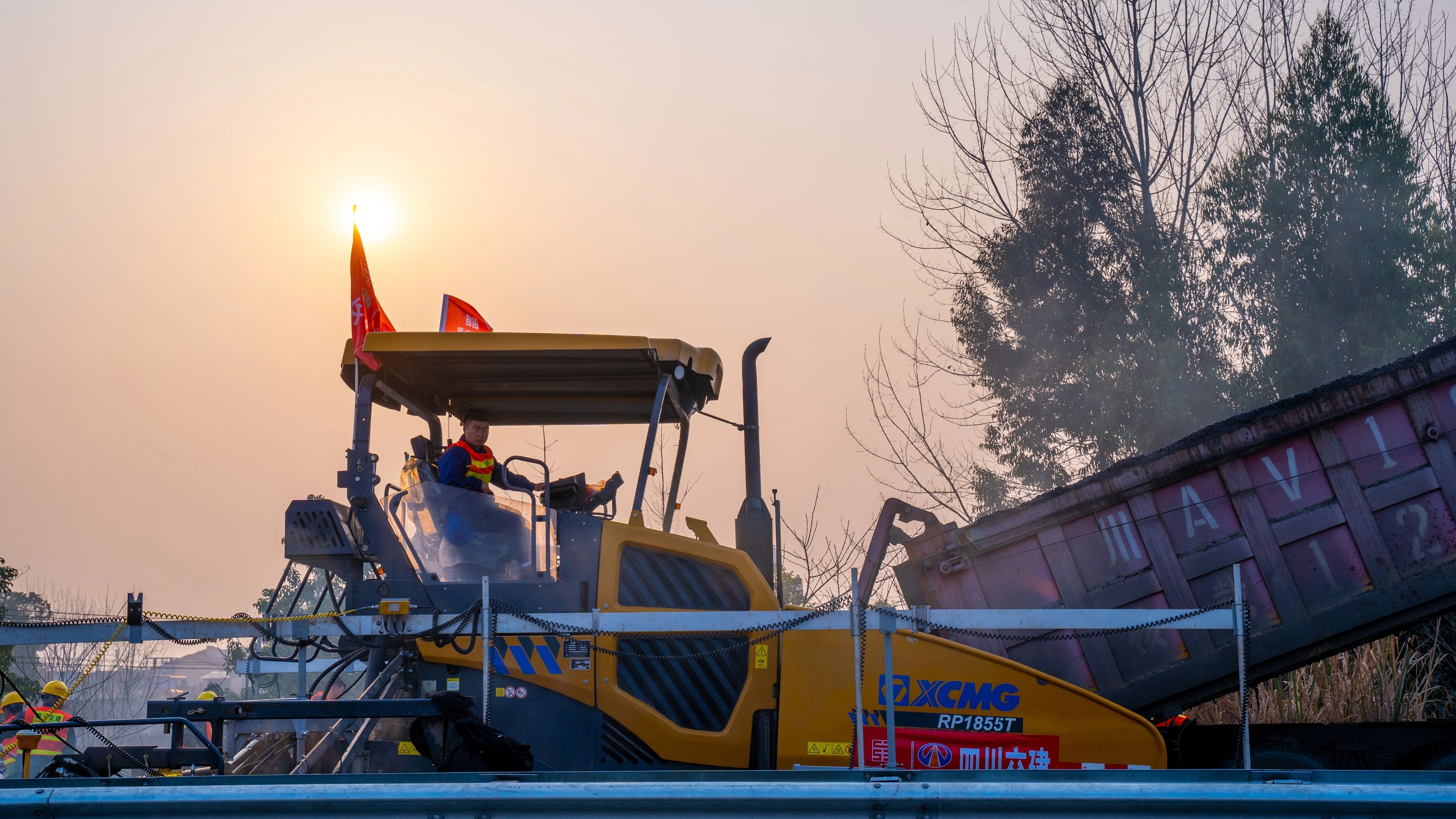 18天！安博首页_安博anbo（中国）成套沥青路面装备助力成绵高速罩面施工！