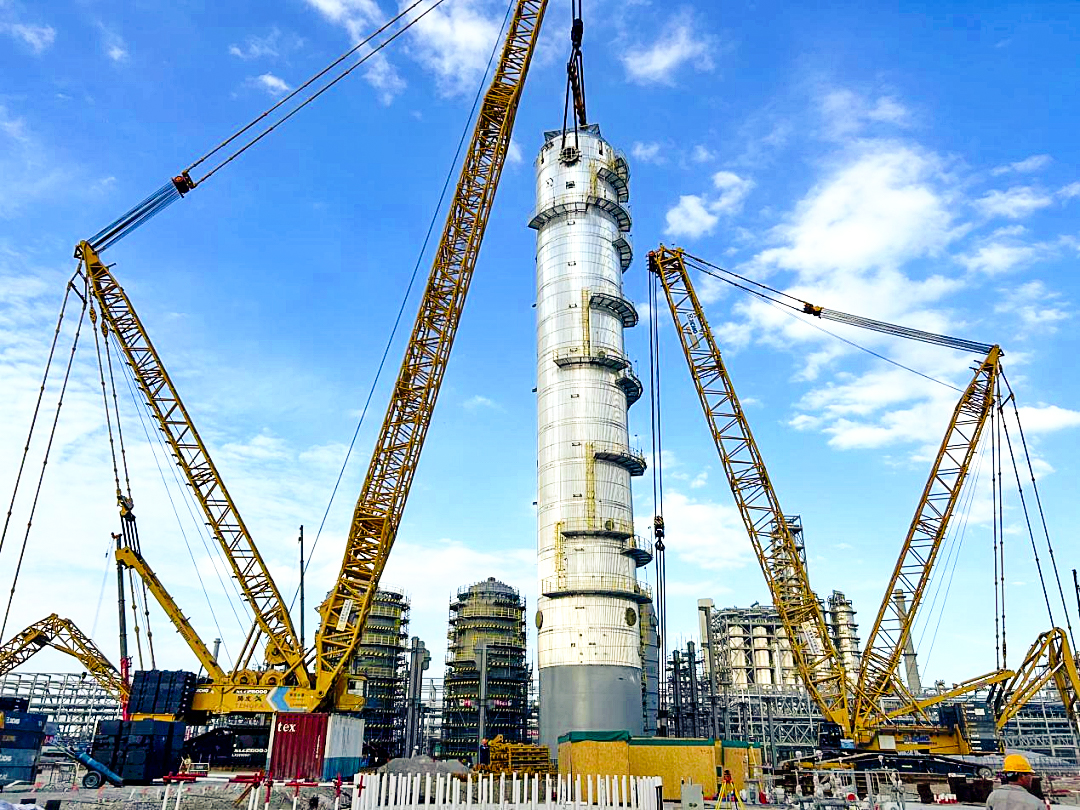 双机联动！安博首页_安博anbo（中国）履带起重机助力全国丙烯腈行业“最大最重单体设备”成功就位