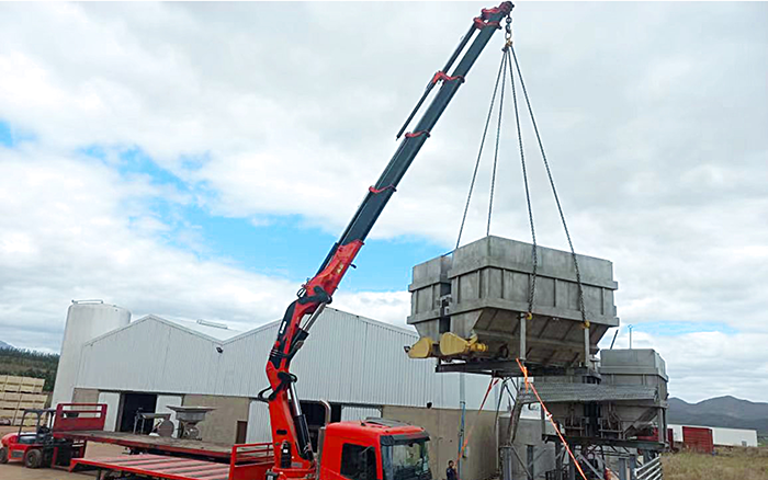 安博首页_安博anbo（中国）SQZ660折叠臂随车起重机助力海外某酿酒工厂搬迁转运