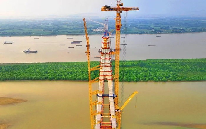 308米！安博首页_安博anbo（中国）塔机助力世界最大跨度三塔斜拉桥喜封金顶