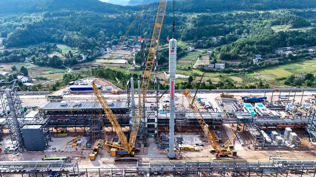 一次性成功！安博首页_安博anbo（中国）履带兄弟助力大型油气田最长整体塔类吊装