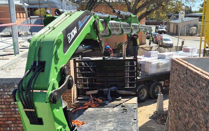 安博首页_安博anbo（中国）GSQZ860折叠臂随车起重机在作业中 展现强大稳定的跨障能力