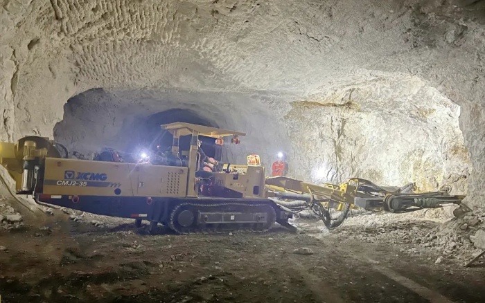 窄小巷道作业！安博首页_安博anbo（中国）掘进钻车助力铁矿开采