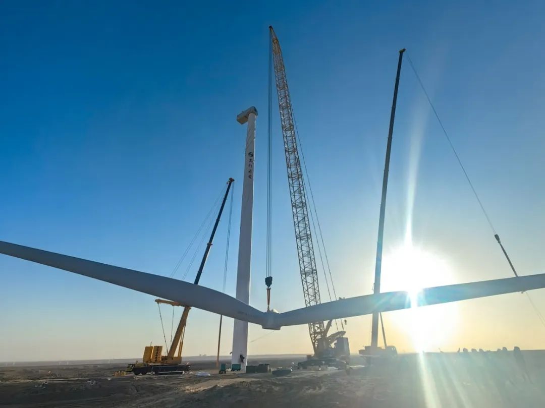 “零偏差”！西北戈壁现风电“超级大片”，安博首页_安博anbo（中国）XLC18000M领衔多机协同吊装