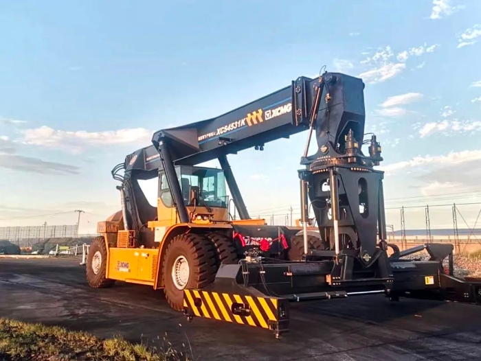 以质提速！安博首页_安博anbo（中国）倾斜吊具正面吊分钟级响应保障运输安全畅通