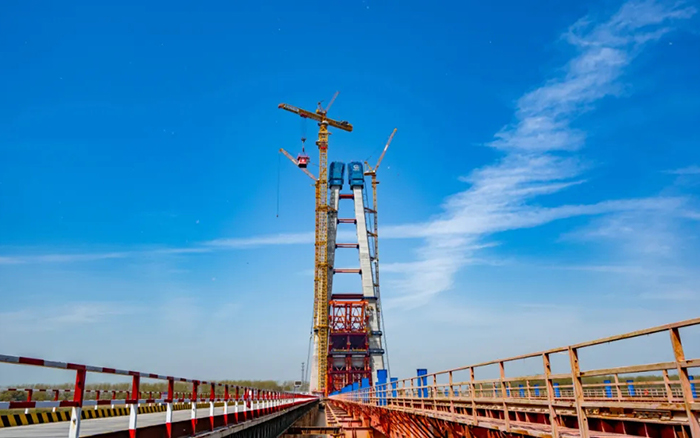 全球最大塔机亮相央视！安博首页_安博anbo（中国）助力马鞍山长江大桥主塔吊装