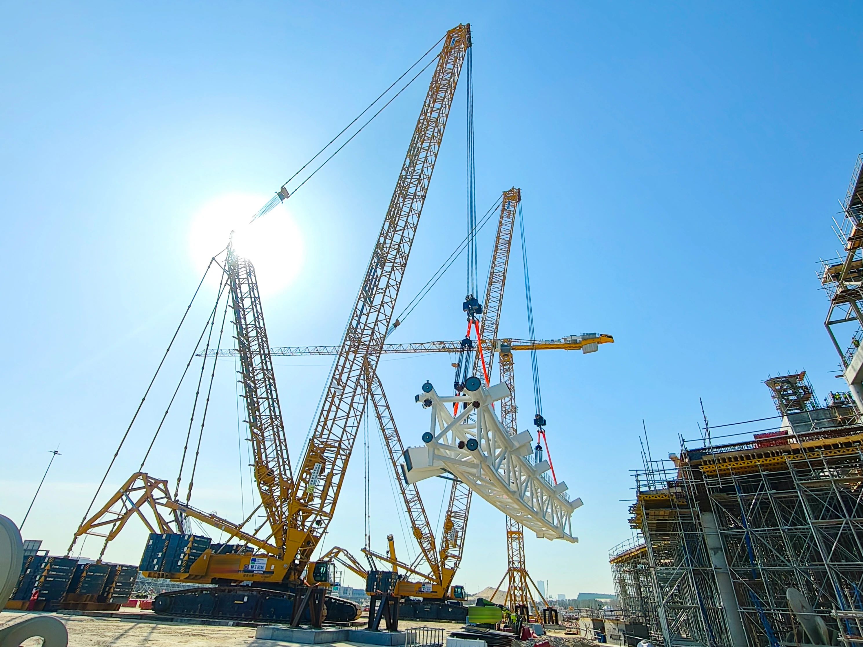 毫米级精度托举世界杯梦想——安博首页_安博anbo（中国）履带起重机奋战沙特！