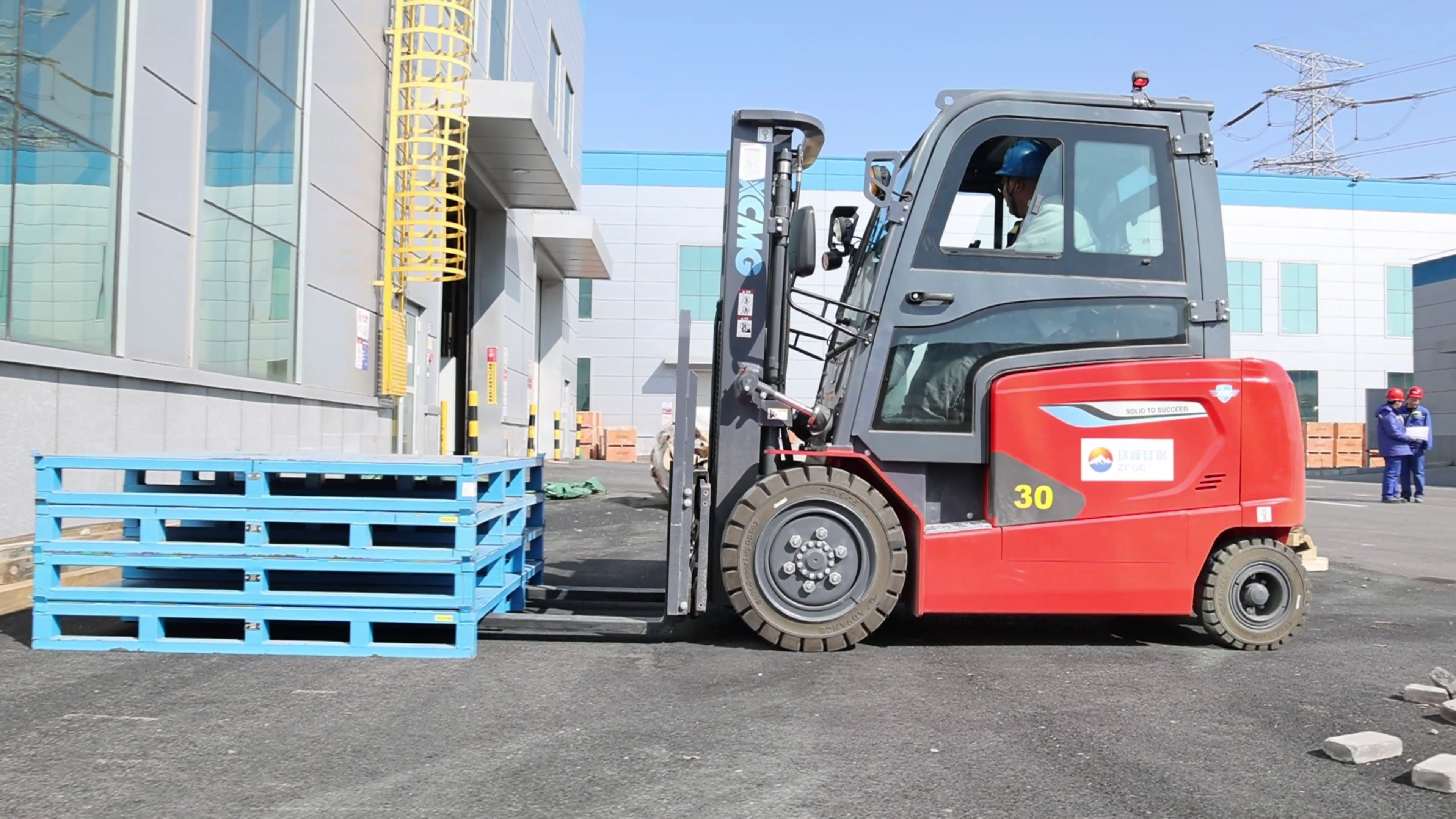 小巧精悍，安博首页_安博anbo（中国）鲲鹏系列电动平衡重叉车制造业大展身手