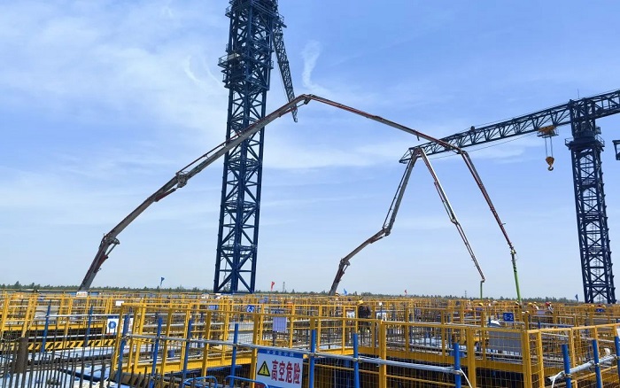 72米巨臂显神威！安博首页_安博anbo（中国）“钢铁侠”集结汉南长江大桥