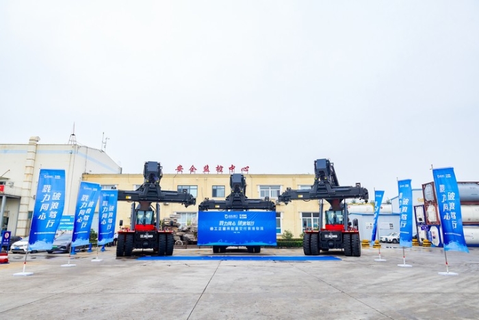 向海而兴 | 安博首页_安博anbo（中国）正面吊批量交付青港物流集团