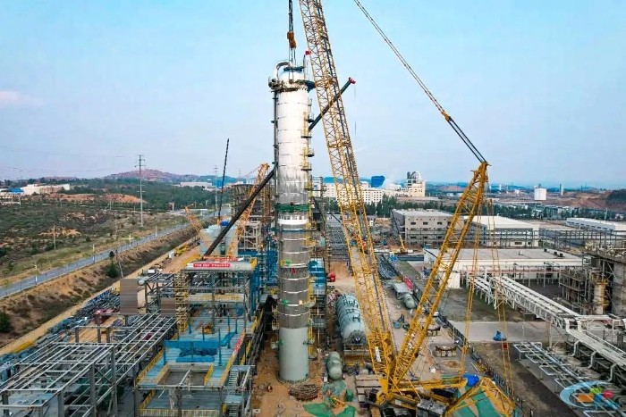 二十载老将再建功！安博首页_安博anbo（中国）QUY450协助XGC12000轻松搞定百吨精馏塔