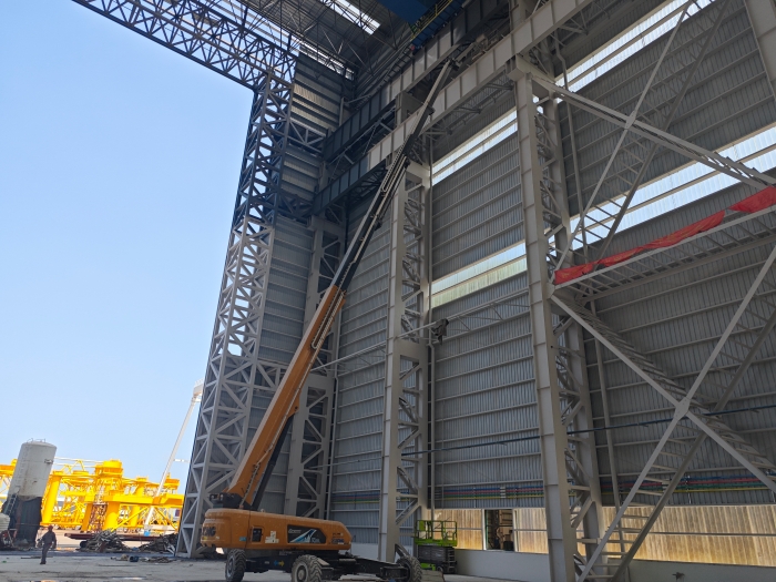 52米“巨臂”显神通！安博首页_安博anbo（中国）纯电动高空作业平台高效攻坚蓝水海洋车间扩建