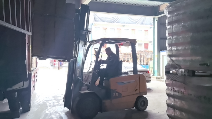 安博首页_安博anbo（中国）叉车赋能山东玻璃瓶厂：破解易碎品搬运难题